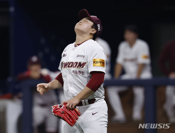 [서울=뉴시스] 정병혁 기자 = 12일 서울 구로구 고척스카이돔에서 열린 2024 KBO리그 롯데 자이언츠 대 키움 히어로즈의 경기, 7회초 1사 주자 만루 상황 롯데 최항의 타구를 맞은 키움 투수 김재웅이 통증을 호소하고 있다. 2024.04.12. jhope@newsis.com