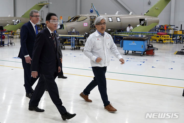 [=AP/뉴시스]기시다 후미오 일본 총리(사진 가운데)와 로이 쿠퍼 노스캐롤라이나 주지사(왼쪽)가 12일(현지시각) 미국 노스캐롤라이나주 그린즈버러에 위치한 혼다 항공기 생산시설을 방문하고 있다. 2024.04.13.