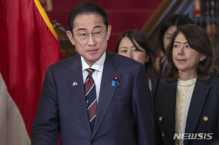 [노스캐롤라이나=AP/뉴시스]기시다 후미오 일본 총리가 지난 12일(현지시각) 미국 노스캐롤라이나주 오찬장에 도착하고 있다. 2024.04.15.