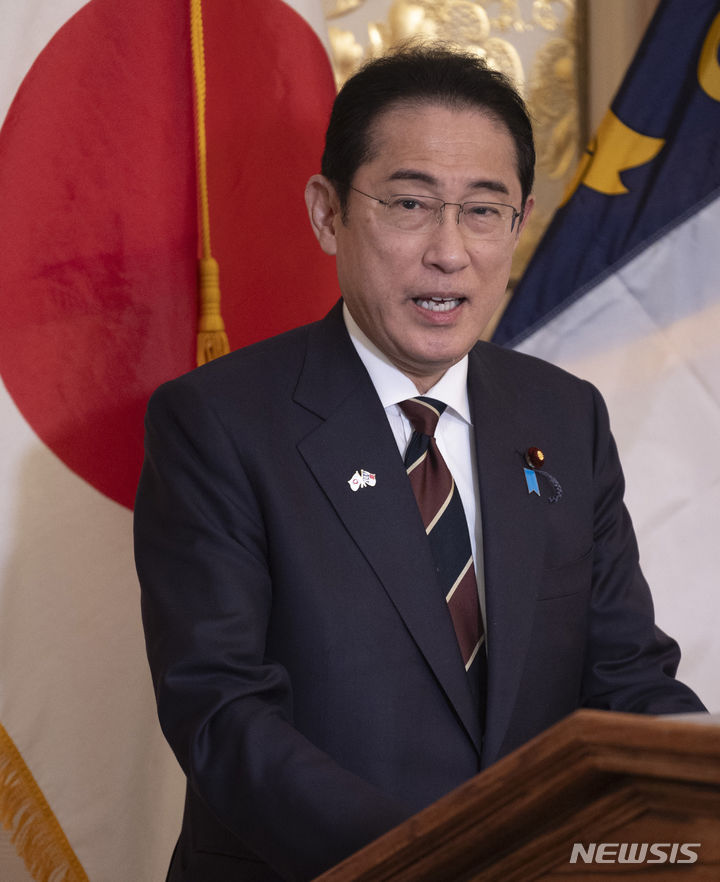 [노스캐롤라이나=AP/뉴시스]기시다 후미오(岸田文雄) 일본 총리가 19일 3년 만의 당수 토론에 나섰다. 야당의 중의원(하원) 해산·총선거, 내각 총사퇴를 요구를 거부했다. 사진은 기시다 총리가 지난 4월 12일(현지시각) 미국 노스캐롤라이나주에서 열린 오찬에서 연설하고 있는 모습. 2024.06.19.