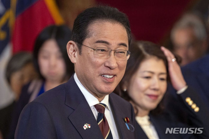 [롤리(노스캐롤라이나)=AP/뉴시스] 기시다 후미오 일본 총리가 12일(현지시각) 노스캐롤라이나 롤리 주지사 관저에 도착하고 있다. 2024.04.13.