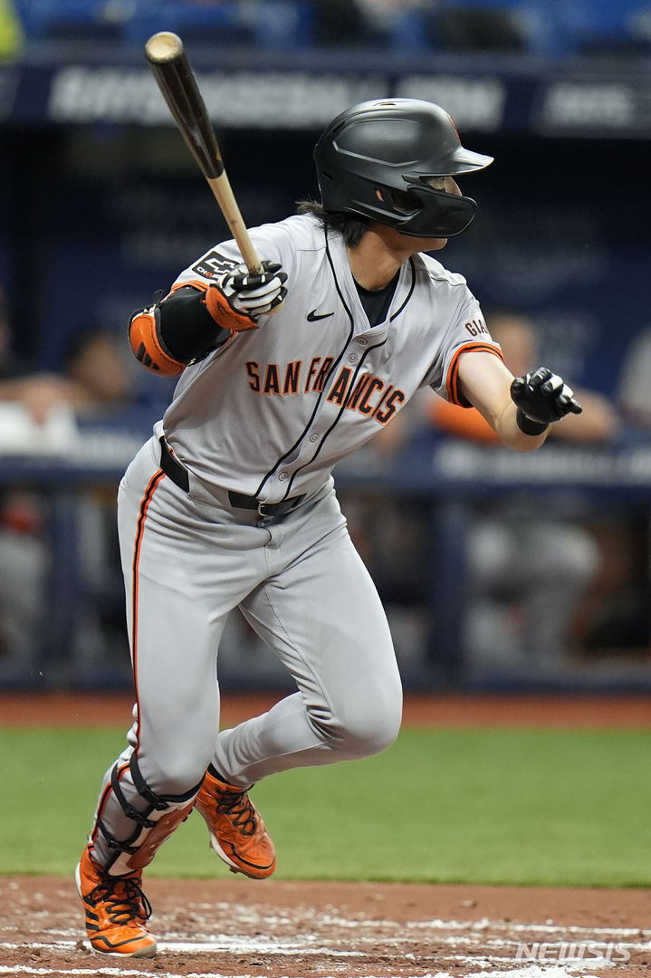 [세인트피터즈버그=AP/뉴시스] 이정후(샌프란시스코 자이언츠)가 13일(한국시각) 미국 플로리다주 세인트피터즈버그의 트로피카나필드에서 열린 2024 메이저리그(MLB) 탬파베이 레이스와의 경기에서 3회초 안타를 때려내고 있다. 2024.04.13