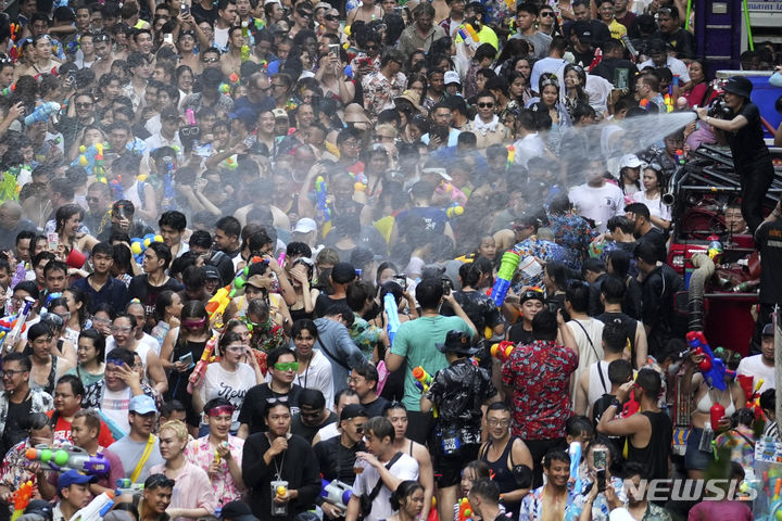[방콕=AP/뉴시스] 태국의 최대 명절인 ‘송끄란’ 연휴 닷새 만에 음주 운전 등으로 인한 사망자가 200명을 넘어섰다고 방콕포스트가 16일(현지시각) 보도했다. 사진은 방콕에서 송끄란 축제 현장. 2024.04.17.