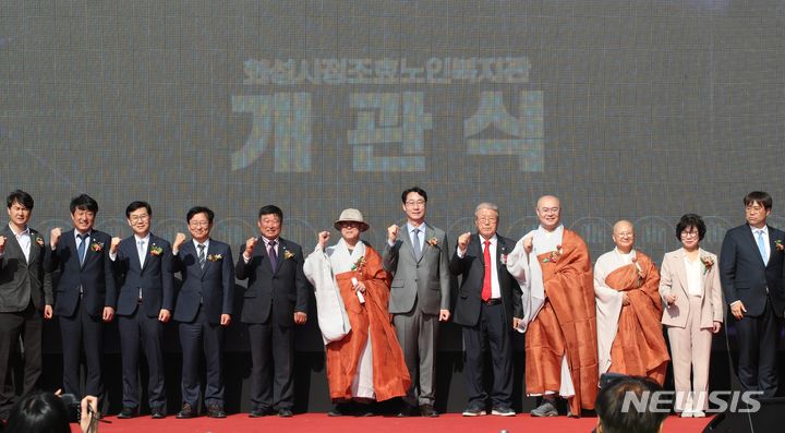 [화성=뉴시스] 정명근 화성시장(사진 오른쪽 6번째) 등 주요참석자들이 화성시정조효노인복지관 개관식에서 기념촬영을 하고 있다.(사진=화성시 제공)2024.04.13.photo@newsis.com