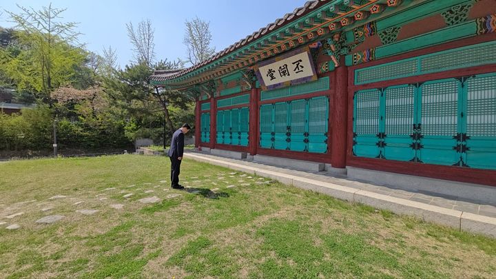 [수원=뉴시스] 김준혁 더불어민주당 수원정 국회의원 당선인이 지난 12일 퇴계 이황 선생의 위패가 임시로 모셔져 있는 성균관 비천당에 방문해 예를 표하고 있다. (사진=김준혁 당선인 SNS 갈무리 제공) 2024.04.13. photo@newsis.com *재판매 및 DB 금지