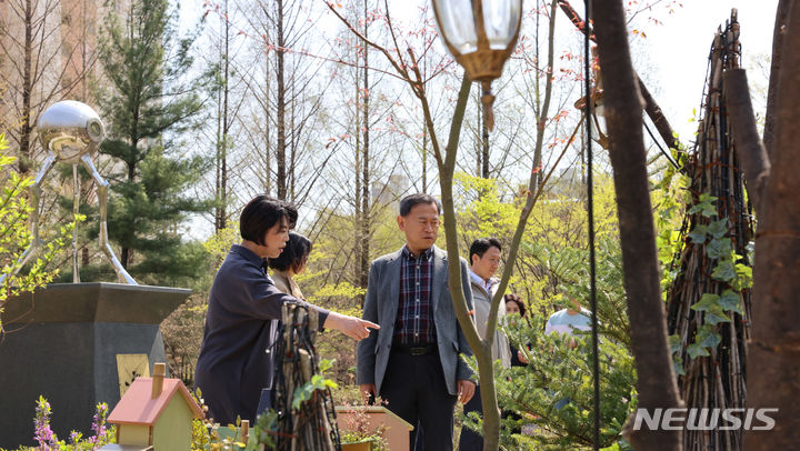 [과천=뉴시스] 신계용 시장(사진 왼쪽)과 생태·녹지 전문가들이 도심 속 녹지를 살펴보고 있다. (사진=과천시 제공).