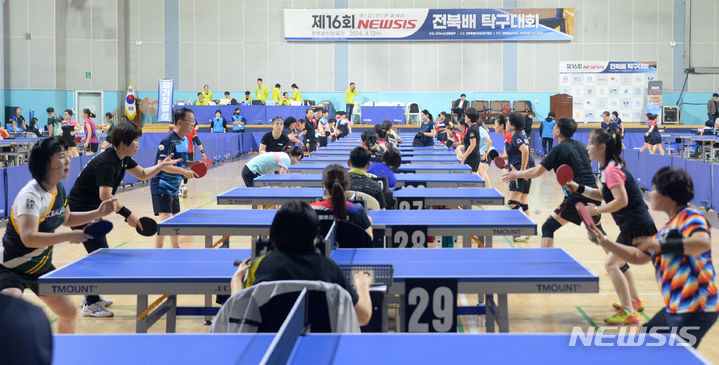 [전주=뉴시스] 김얼 기자 = '제16회 뉴시스 전북배 탁구대회'가 열린 13일 전북 전주시 전주화산체육관에서 대회에 참가한 선수들이 경기를 하고 있다. 2024.04.13. pmkeul@newsis.com