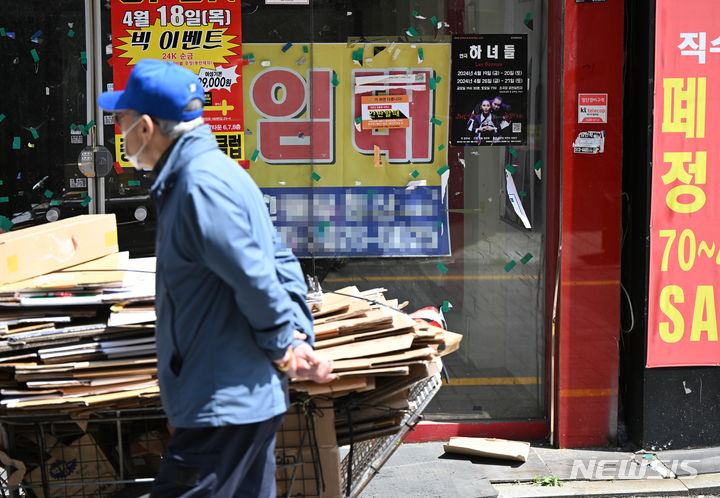 [광주=뉴시스] 박기웅 기자 = 13일 오후 광주 동구 충장로 한 상가에 임대 현수막이 붙어 있다. '호남 최대 상권'이었던 충장로 상권은 중대형상가 공실률이 28.0%에 달하는 등 극심한 침체를 겪고 있다. 2024.04.13. pboxer@newsis.com