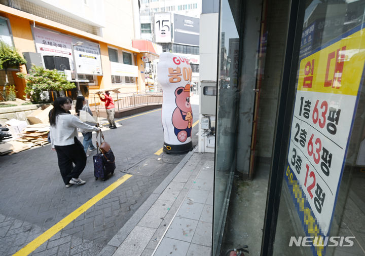 [광주=뉴시스] 박기웅 기자 = 13일 오후 과거 광주시민들의 '만남의 장소'였던 광주 동구 충장로우체국 인근 한 상가에 임대를 알리는 현수막이 붙어 있다. 2024.04.13. pboxer@newsis.com