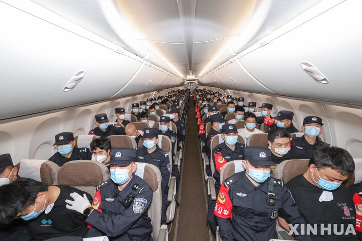 [우한=신화/뉴시스]﻿﻿중국이 미얀마, 태국 등과 손잡고 미얀마에서 벌어지는 국제 통신 사기 범죄에 대응을 강화하는 가운데, 지난 2월부터 6600명이 넘는 중국 용의자들이 미얀마에서 송환된 것으로 알려졌다. 사진은 캄보디아에서 중국 공안이 도박·사기 관련 용의자들을 중국행 전세기를 통해 호송하는 모습. 2025.12.09