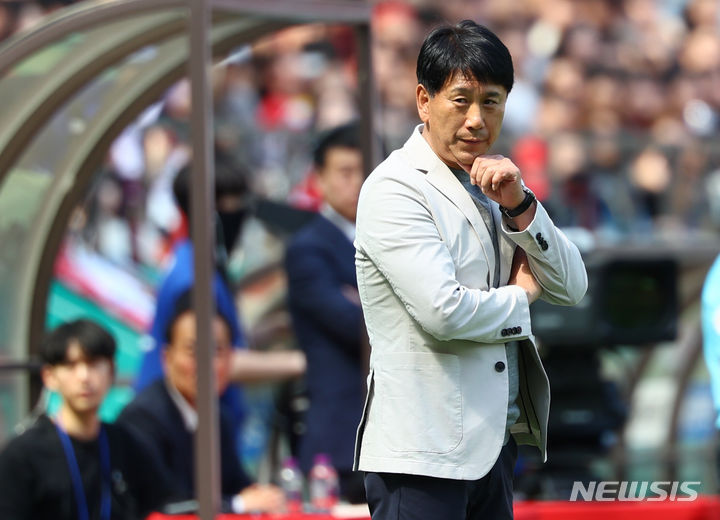 [서울=뉴시스] 황준선 기자 = 지난 4월13일 서울 마포구 서울월드컵경기장에서 열린 프로축구 하나원큐 2024 K리그1 FC서울과 포항 스틸러스의 경기, 포항 박태하 감독이 경기를 지켜보고 있다. 2024.04.13. hwang@newsis.com