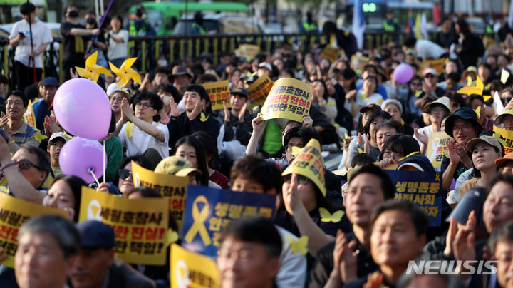 [서울=뉴시스] 김선웅 기자 = 13일 서울 중구 세종대로에서 열린 4.16 세월호 참사 10주기 기억문화제에서 참가 시민들이 진상 규명과 안전사회 건설을 촉구하고 있다. 2024.04.13. mangusta@newsis.com