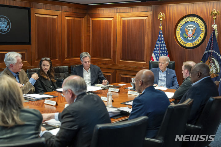 [워싱턴=AP/뉴시스] 조 바이든 미국 대통령이 지난 13일(현지시각) 미국 워싱턴 백악관 상황실에서 이란의 이스라엘 공격 관련 보고를 받고 있다. 사진은 백악관 제공. 2024.04.16.