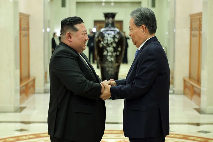 [서울=뉴시스] 13일 김정은 북한 국무위원장이 방북한 자오러지(趙樂際) 전국인민대표대회(전인대) 상무위원장을 만난 모습. 2024.04.14. (사진=노동신문 캡처) *재판매 및 DB 금지