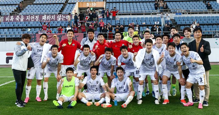 제주전 승리 후 기념사진 찍는 선수들 (사진=김천상무 제공) *재판매 및 DB 금지