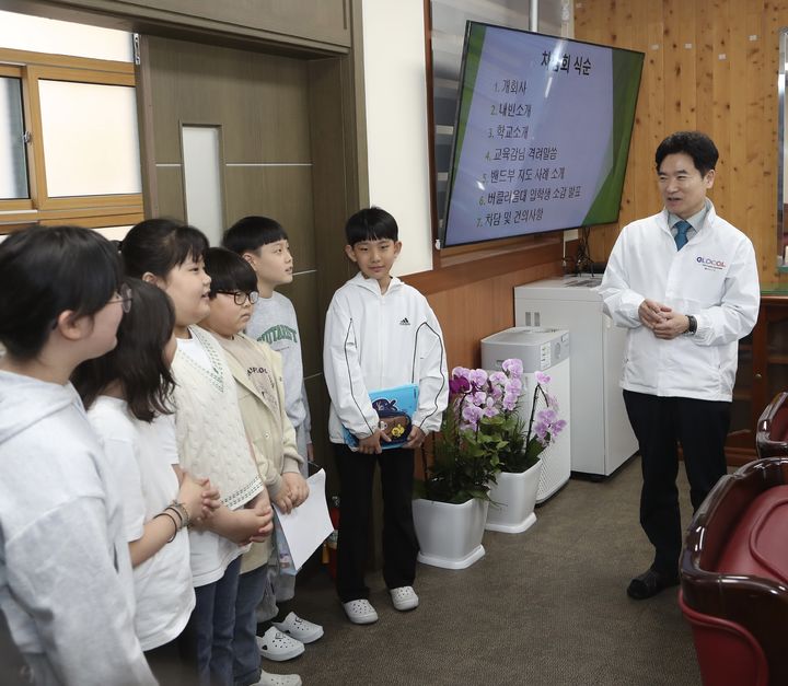 [화순=뉴시스] 지난 12일 전남 화순만연초등학교를 찾은 김대중 전남교육감이 밴드부 학생들과 대화를 나누고 있는 모습. (사진=전남교육청). 2024.04.14. photo@newsis.com *재판매 및 DB 금지