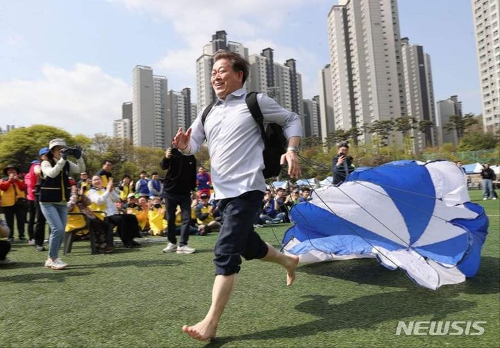 [광명=뉴시스] 박승원 광명시장이 2024 광명시 장애인 한마음체육대회에서 참가자들과 게임을 하며 즐거운 시간을 보내고 있다. (사진=광명시 제공) 2024.04.14. photo@newsis.com