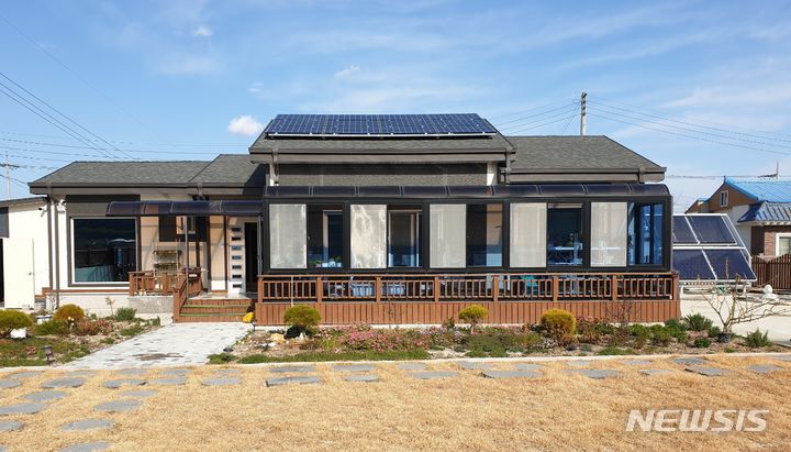 [경주=뉴시스] 주택 신재생에너지 설치 현장. (사진=경주시 제공) 2024.04.14. photo@newsis.com 