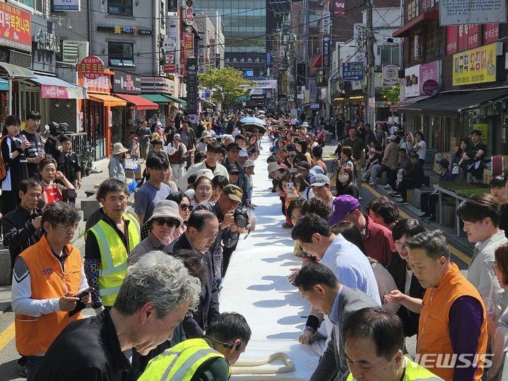 [용인=뉴시스] 용인중앙시장 '왁자지껄 축제'의 무지개 가래떡 만들기. (사진=용인시 제공) 2024.04.14. photo@newsis.com 