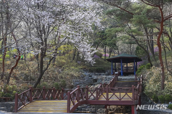 [시흥=뉴시스] 소래산 산책로. (사진=시흥시 제공). 2024.04.14. photo@newsis.com 