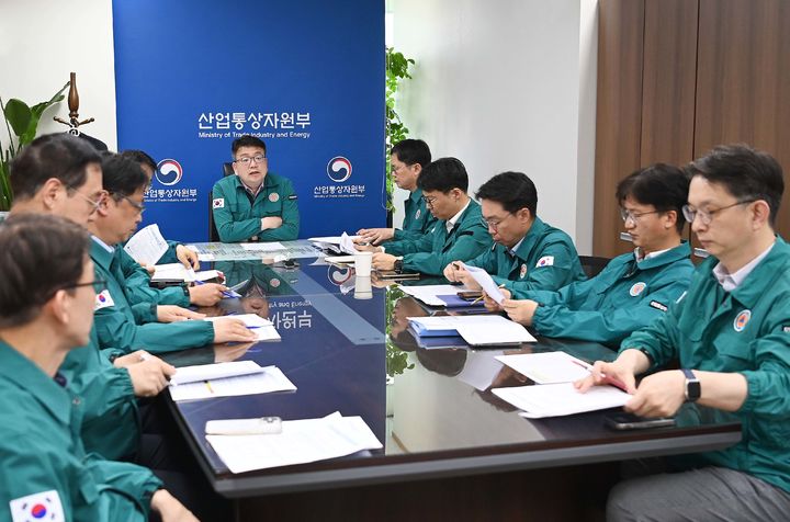 [세종=뉴시스]최남호 산업통상자원부 2차관은 14일 서울 종로구 정부서울청사 집무실에서 한국석유공사, 한국가스공사, 한국무역협회, KOTRA, 한국무역보험공사 등 관련 유관기관 관계자가 참석한 가운데 이란의 이스라엘 공격에 따른 에너지 수급과 수출 등 국내 산업에 미치는 영향을 점검하고 향후 대응 방안을 논의했다.(사진=산업부 제공) *재판매 및 DB 금지
