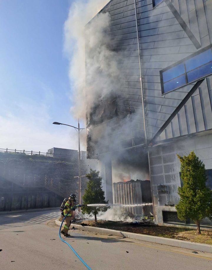 [철원=뉴시스] 14일 소방당국은 이날 오후 4시 19분경 강원특별자치도  철원군 갈말읍군탄리 소재 철원국민생활체육센터에서 화재가 발생했다 고 밝혔다. 강원특별자치도소방본부 제공.  *재판매 및 DB 금지