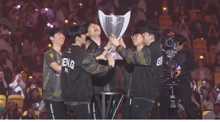 젠지e스포츠가 ‘LoL 챔피언스 코리아(LCK)’ 사상 최초 4연속 우승컵을 차지했다. *재판매 및 DB 금지