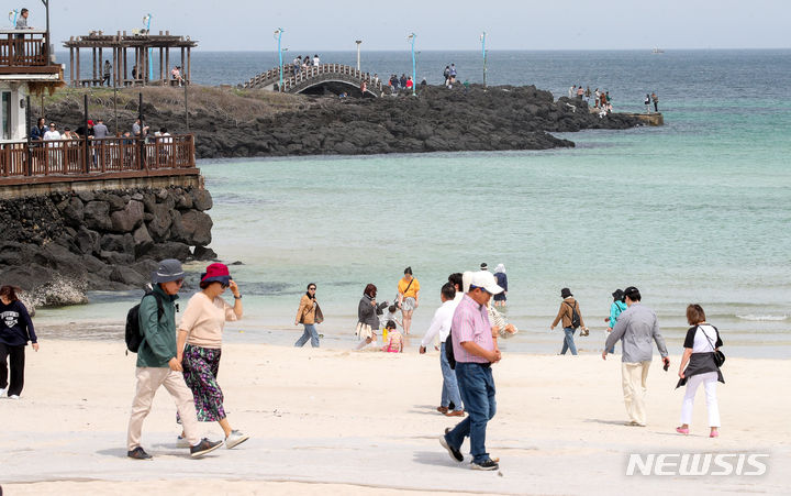 [제주=뉴시스] 우장호 기자 = 지난 14일 오전 제주 함덕해수욕장 해변을 찾은 관광객들이 물놀이와 바닷바람을 쐬며 즐거운 시간을 보내고 있다. 2024.04.14. woo1223@newsis.com