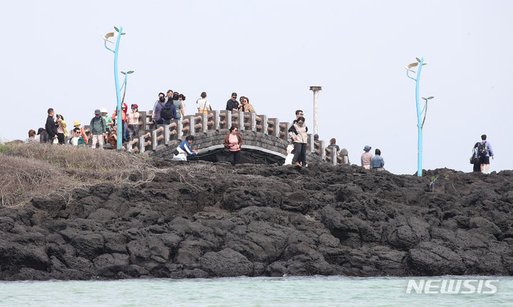 [제주=뉴시스] 우장호 기자 = 14일 오전 제주 함덕해수욕장 해변을 찾은 관광객들이 물놀이와 바닷바람을 쐬며 즐거운 시간을 보내고 있다. 2024.04.14. woo1223@newsis.com