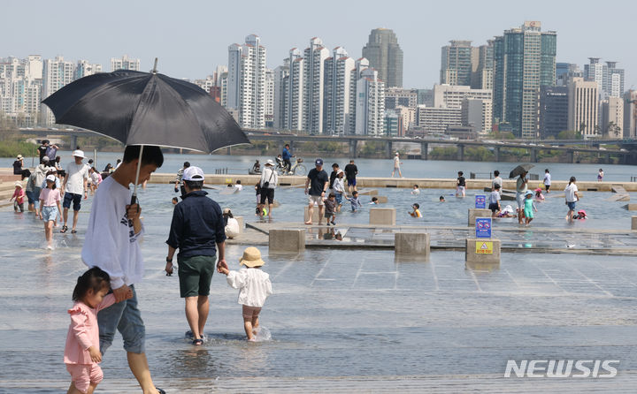 [서울=뉴시스] 조성봉 기자= 때 이른 더위가 찾아온 14일 오후 서울 여의도 한강공원 물빛광장에서 시민들이 더위를 식히고 있다. 2024.04.14. suncho21@newsis.com