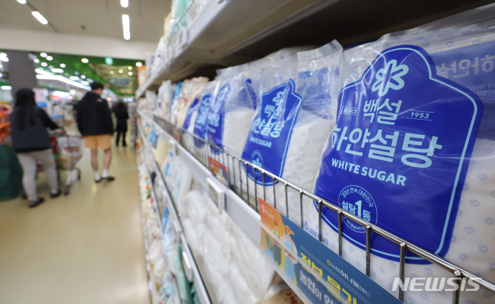 [서울=뉴시스] 황준선 기자 = 서울 시내 한 대형마트에 판매중인 설탕 제품. 2024.04.14. hwang@newsis.com
