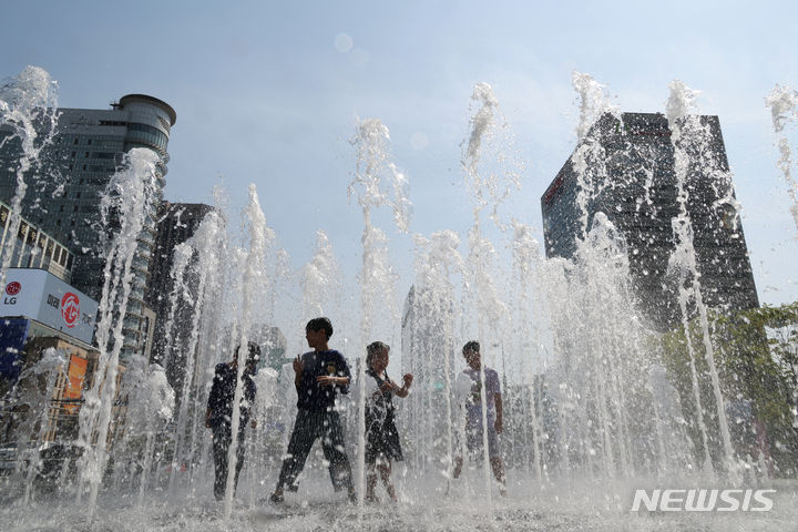 [서울=뉴시스] 김명원 기자 = 서울 종로구 광화문 광장에 나들이 나온 시민들과 어린이들이 분수대에서 휴일을 즐기고 있다. 2024.04.14. kmx1105@newsis.com