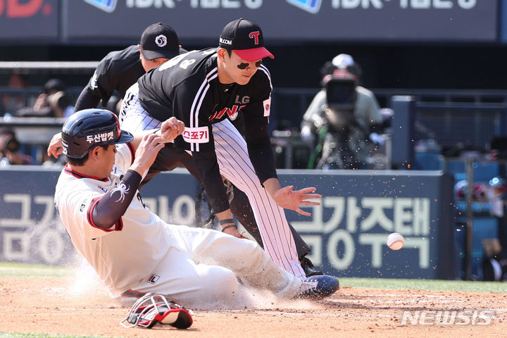 [서울=뉴시스] 권창회 기자 = 14일 오후 서울 송파구 잠실야구장에서 열린 2024 KBO리그 LG트윈스 대 두산베어스의 경기, 3회말 1사 주자 2,3루 LG포수 허도환의 포일로 두산 양의지가 홈인하고 있다. 2024.04.14. kch0523@newsis.com