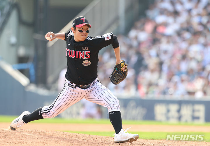 [서울=뉴시스] 권창회 기자 = 프로야구 LG 트윈스 박명근이 5일 잠실 키움 히어로즈전을 앞두고 등 근육 부상으로 1군 엔트리에서 말소됐다. 사진은 지난 4월14일 오후 서울 송파구 잠실야구장에서 열린 2024 KBO리그 LG트윈스 대 두산베어스의 경기, 5회말 역투하고 있는 박명근. 2024.04.14. kch0523@newsis.com