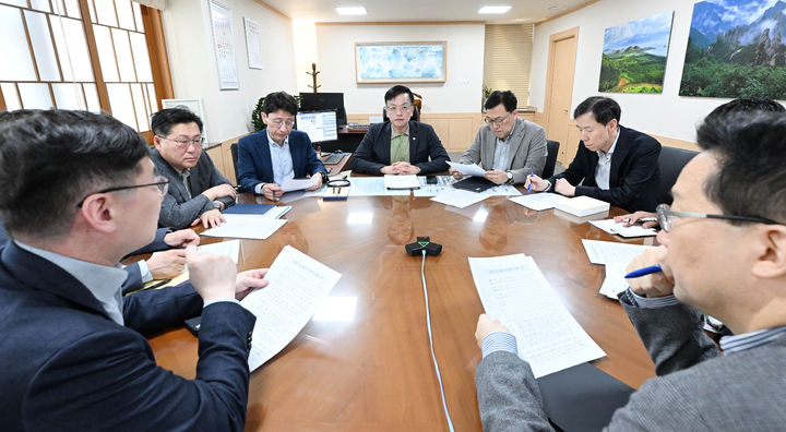 [서울=뉴시스] 홍효식 기자 = 최상목 부총리 겸 기획재정부 장관이 14일 정부서울청사에서 이란의 이스라엘 공습에 따른 대외경제점검회의를 주재, 중동사태 동향을 점검하고 대응 방향을 논의하고 있다. (사진=기획재정부 제공) 2024.04.14. photo@newsis.com *재판매 및 DB 금지