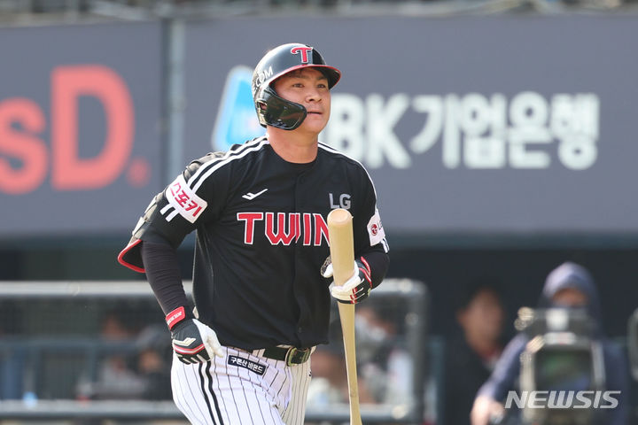 [서울=뉴시스] 권창회 기자 = 14일 오후 서울 송파구 잠실야구장에서 열린 2024 KBO리그 LG트윈스 대 두산베어스의 경기, 7회초 1사 주자1,2루 대타로 나온 LG오지환이 뜬공으로 아웃된 뒤 덕아웃으로 향하고 있다. 2024.04.14. kch0523@newsis.com