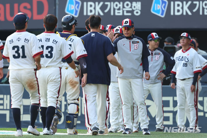 [서울=뉴시스] 권창회 기자 = 14일 오후 서울 송파구 잠실야구장에서 열린 2024 KBO리그 LG트윈스 대 두산베어스의 경기, 9대4로 승리한 두산 이승엽 감독과 선수들이 자축하고 있다. 2024.04.14. kch0523@newsis.com