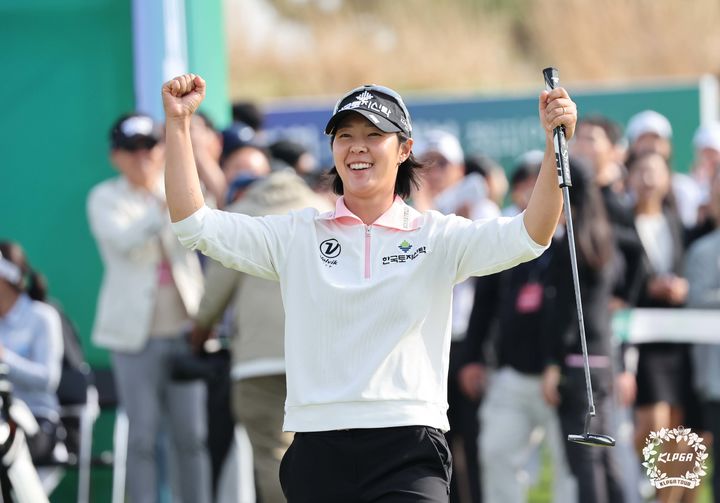 [서울=뉴시스] 14일 인천 클럽72 하늘코스에서 열린 메디힐·한국일보 챔피언십 파이널라운드에서 우승한 박지영이 18번홀에서 버디퍼트를 성공시킨후 환호하고 있다. (사진=KLPGT 제공) 2024.04.14. photo@newsis.com *재판매 및 DB 금지