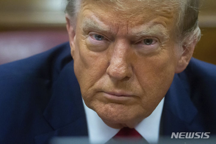 [뉴욕=AP/뉴시스]도널드 트럼프 전 대통령이 15일(현지시각) 뉴욕 맨해튼형사법원에서 열린 자신의 부정지출 등 혐의 첫 번째 재판에 출석해 피고인석에 앉아있다. 미국 역사상 전직 대통령이 피고인으로 형사재판에 출석한 것은 이번이 처음이다. 2024.04.15.