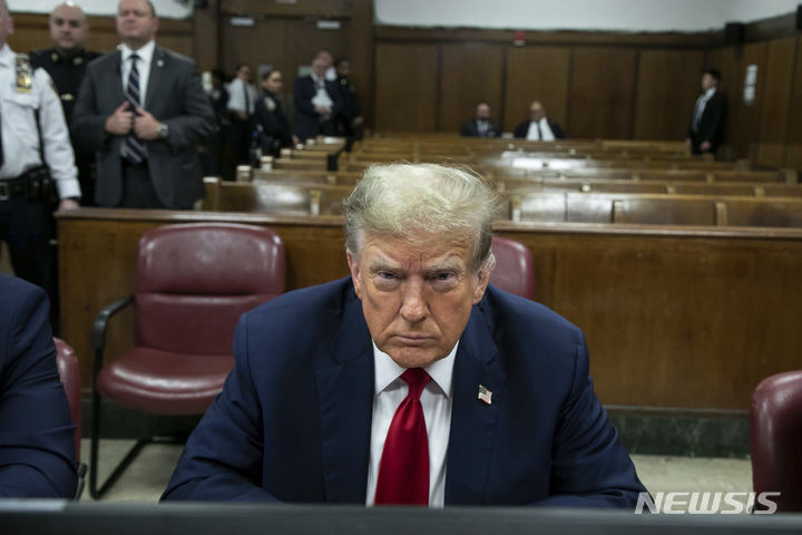 [뉴욕=AP/뉴시스]도널드 트럼프 전 대통령이 15일(현지시각) 뉴욕 맨해튼형사법원에서 열린 자신의 부정지출 등 혐의 첫 번째 재판에 출석해 피고인석에 앉아있다. 미국 역사상 전직 대통령이 피고인으로 형사재판에 출석한 것은 이번이 처음이다. 2024.04.15.