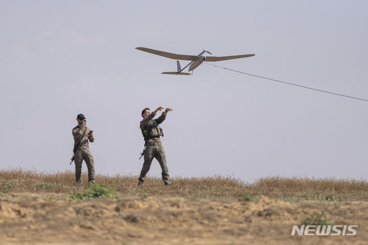 [가자지구=AP/뉴시스]지난 4월15일(현지시각) 이스라엘 군인들이 이스라엘 남부, 가자지구 국경 인근에서 드론을  띄우고 있다. 2024.08.08.