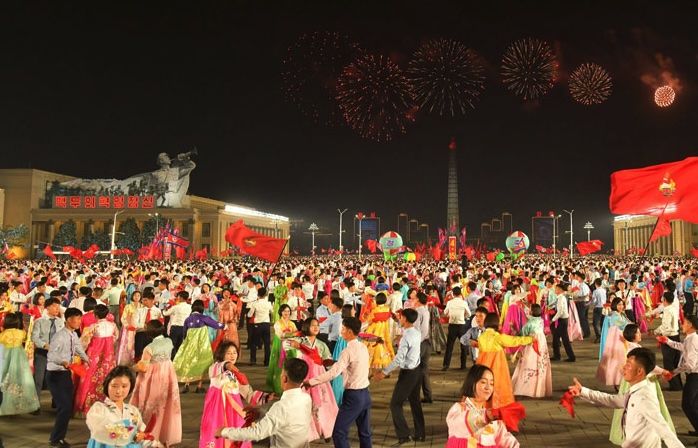 [서울=뉴시스] 북한 김일성 생일인 태양절(4월15일)을 하루 앞둔 14일 저녁 수도 평양의 김일성 광장에서 청년학생들의 야회 및 축포발사가 진행 중인 모습. (사진=노동신문 캡처) 2024.04.15. *재판매 및 DB 금지