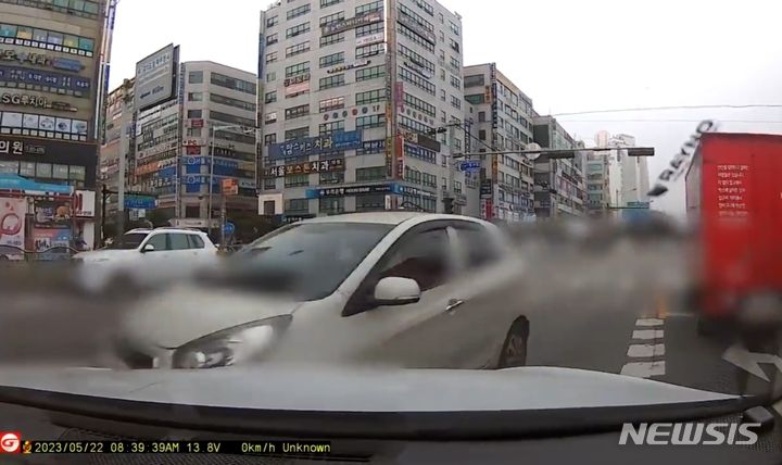 [의정부=뉴시스] 신호위반 차량을 대상으로 고의로 사고를 내는 모습. (사진=경기북부경찰청 제공 영상 캡처) 2024.04.15 photo@newsis.com