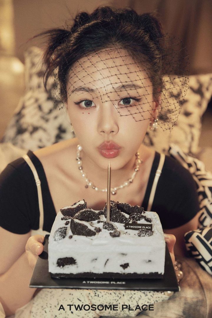 '아박 홀케이크' 제품과 모델 비비.(사진=투썸플레이스 제공) *재판매 및 DB 금지