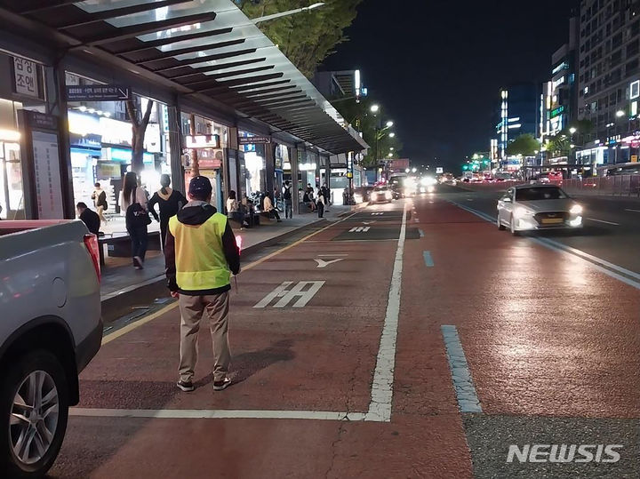 [성남=뉴시스] 성남 모란역 인근에서 관외 택시 불법 영업 단속 중인 모습 (사진=성남시 제공) 2024.04.15.photo@newsis.com *재판매 및 DB 금지