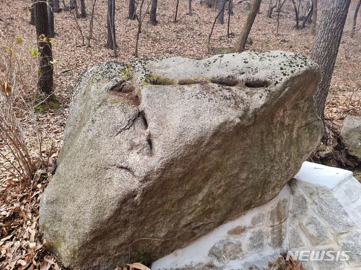 [서울=뉴시스] 삼청동 북악산 채석 흔적 (사진=문화재청 제공) 2024.04.15. photo@newsis.com