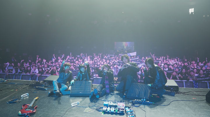 [서울=뉴시스] 지난 14일 록밴드 터치드의 보컬 윤민이 '라우드 브릿지 페스티벌 서울 2024'에서 밴드 'YB' 보컬 윤도현과 함께 콜라보를 선보였다. (사진=엠피엠지 뮤직 제공) 2024.04.15. photo@newsis.com *재판매 및 DB 금지