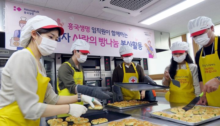 [서울=뉴시스]12일 서울 종로구에 위치한 종로빵나눔터에서 흥국생명 임직원들이 사회취약계층 가정에 전달할 빵을 만들고 있다.(사진=흥국생명 제공)2024.04.15 photo@newsis.com *재판매 및 DB 금지