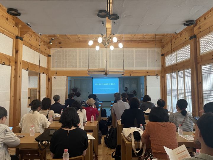 [서울=뉴시스] 경복궁 흥복전 내부에서 열린 강연 (사진=문화재청 제공) 2024.04.15. photo@newsis.com *재판매 및 DB 금지