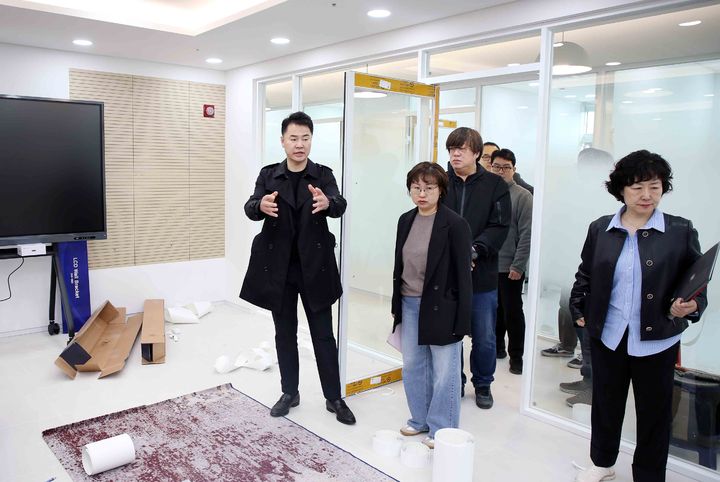 [서울=뉴시스]오언석 도봉구청장이 지난 5일 청년창업센터를 찾아 기업 입주 전 시설 내부를 최종 점검하고 있다. 2024.04.15. (사진=도봉구 제공) *재판매 및 DB 금지